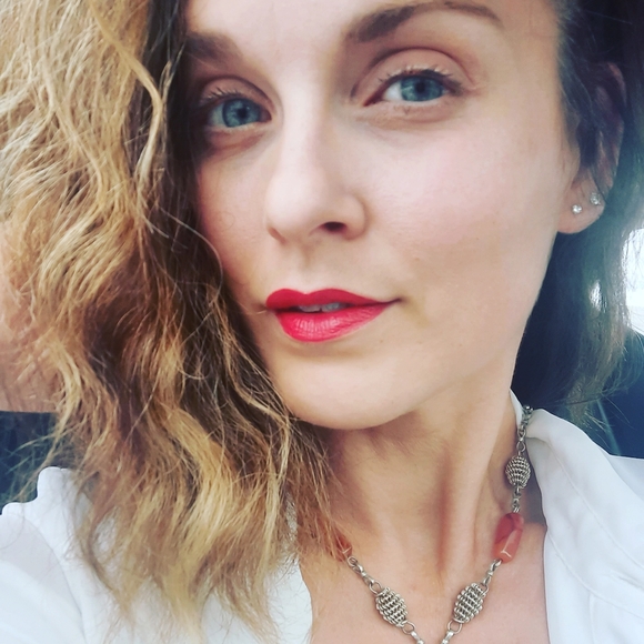 Meet your Posher, Jennifer - Picture 3 of 8